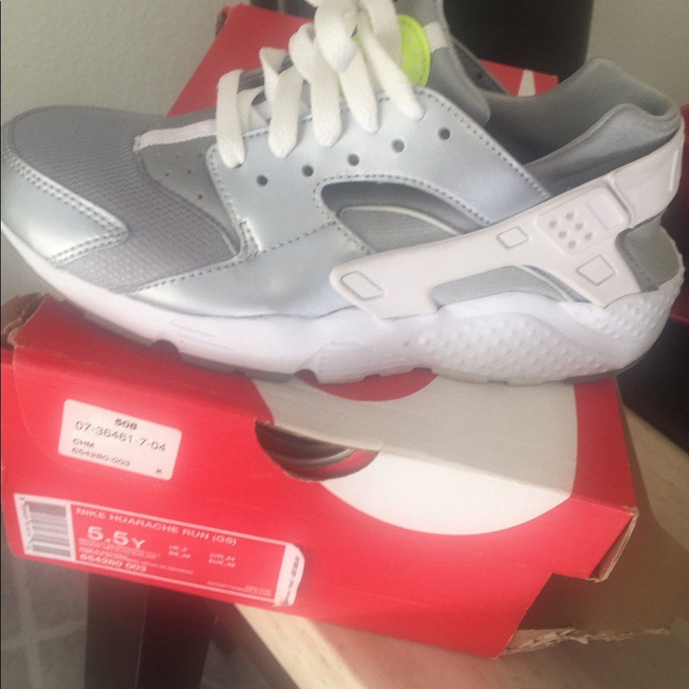 Sneakers - Picture 5 of 8